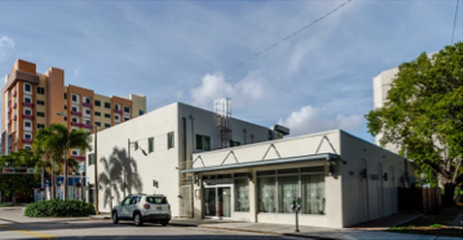 White building under blue sky